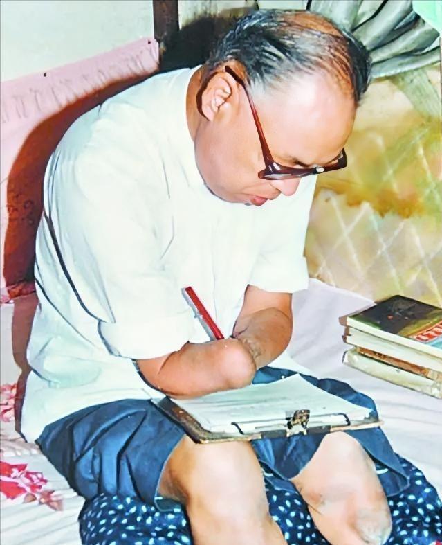 1952年，冻掉四肢的志愿军朱彦夫回山东老家，母亲哭着说：“儿呀，你走吧，娘养活