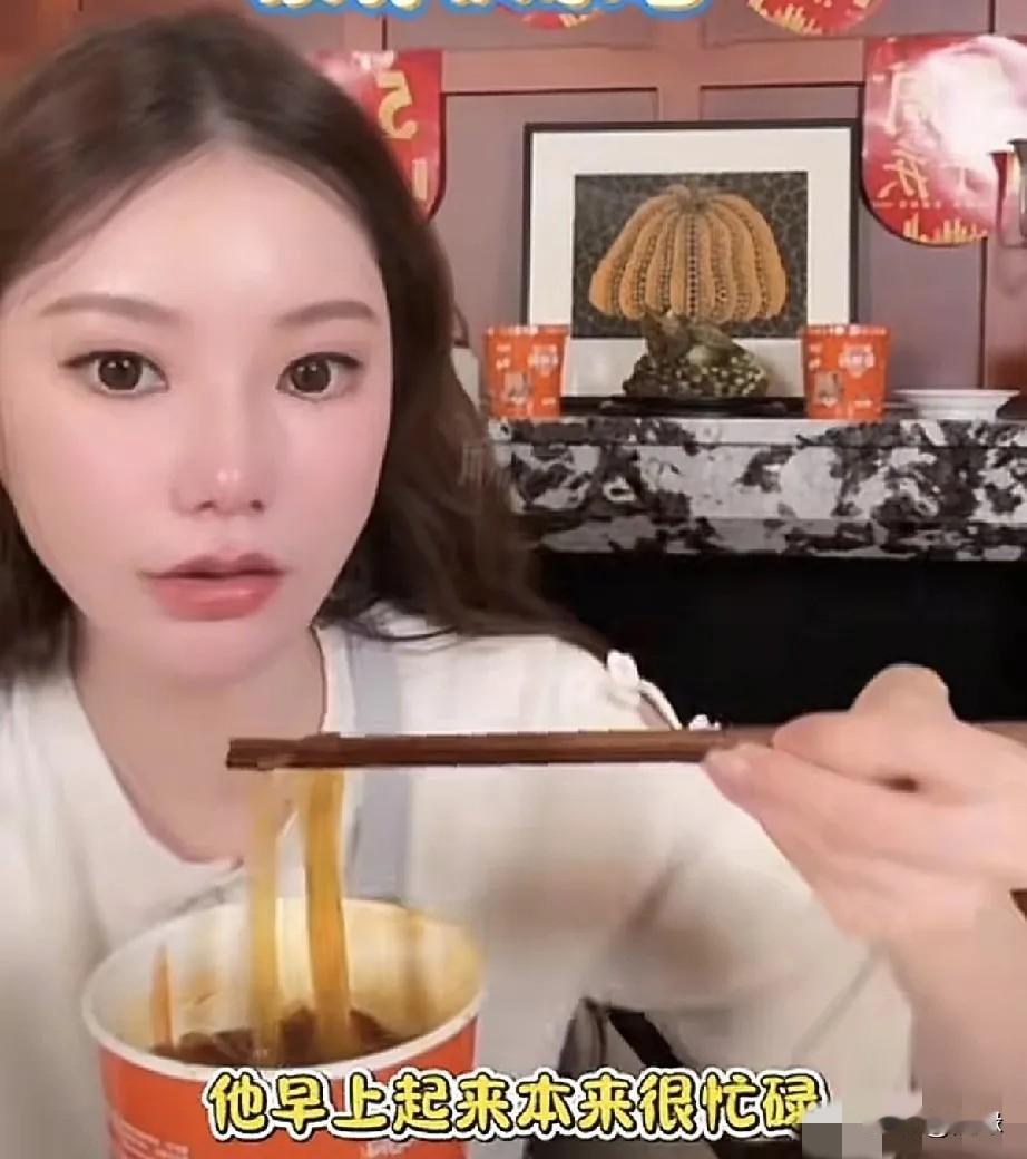 泪目！不是亲妈胜似亲妈！马筱梅分享带孩子日常，早上六点多起床，陪孩子吃早饭，等