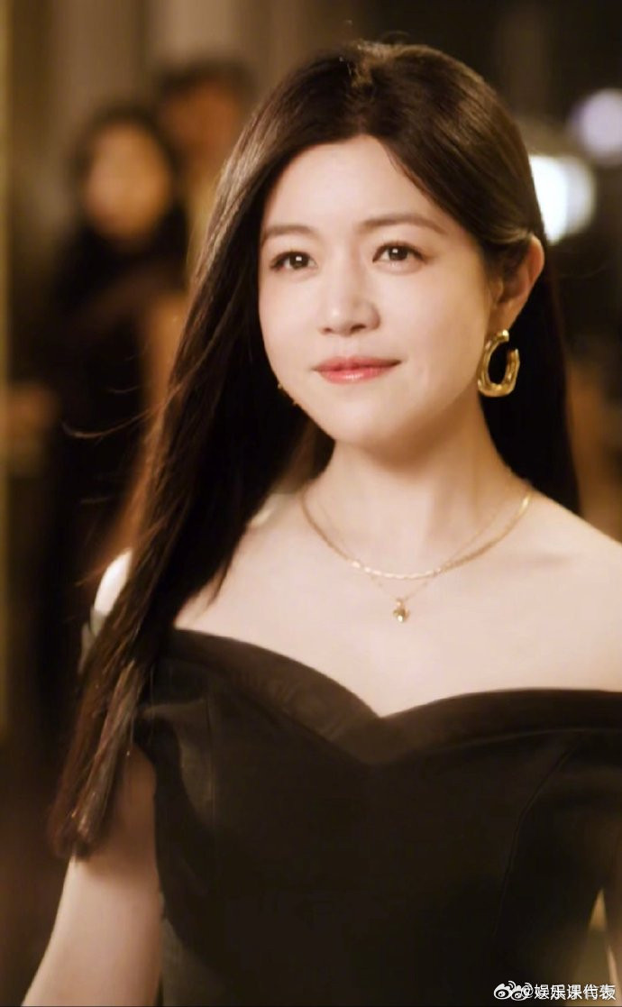 陈妍希状态满40减20看到在聚会上的状态，手里的奶茶突然不甜了，肌肤饱满紧致透