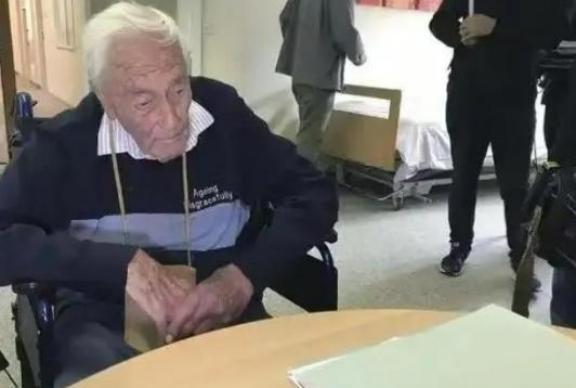 2018年，澳大利亚一位104岁的科学家，前往瑞士接受安乐死，当药物注射到他的体