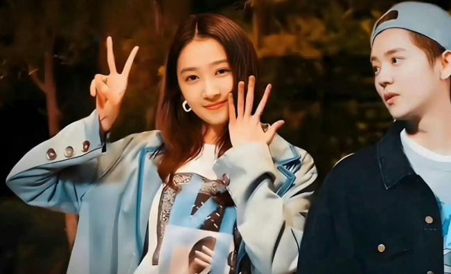 大家纷纷猜测这到底是鹿晗关晓彤还是白敬亭宋轶？毕竟这两对都是内娱顶流恋爱的代表