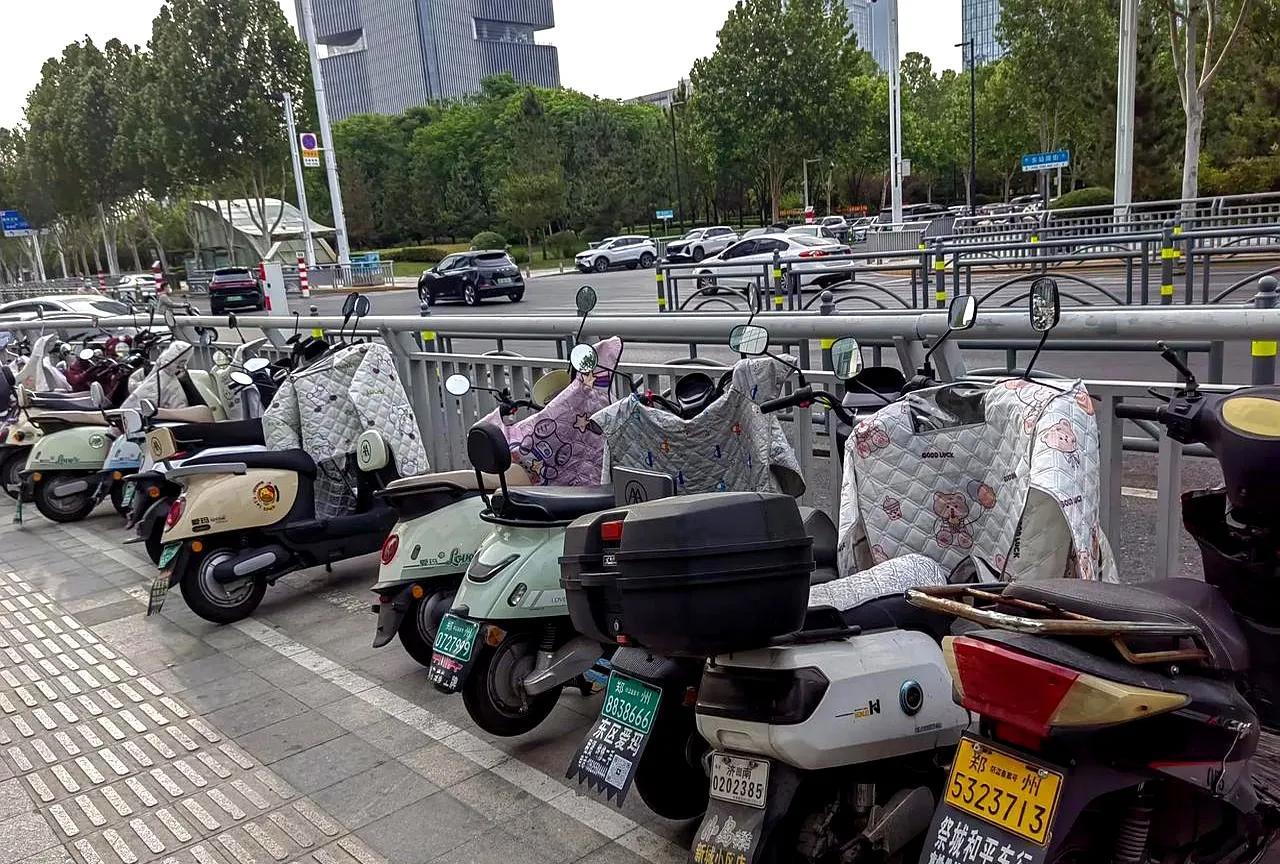 在郑州出差，看到郑州街道上的电动车，真的感觉很奇怪。现在的郑州都30多度了，骑电