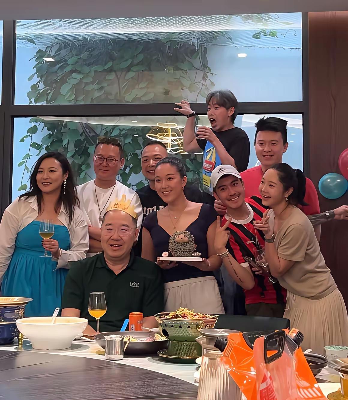 英达过生日真的是朋友云集，好不热闹呀六十多岁的英达看起来和年轻时候的模样没有太