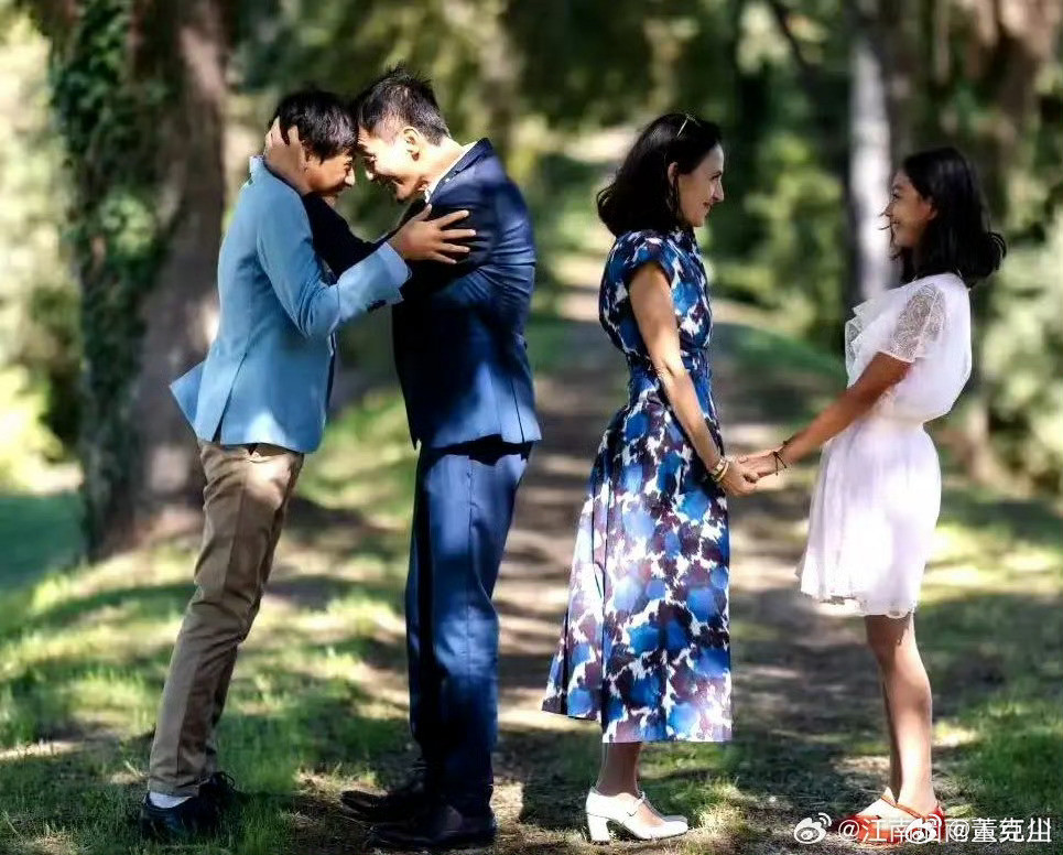 诺一霓娜居然长这么高了刘烨妻子晒一家四口近照这一家四口看起来就很幸福！儿子，女儿