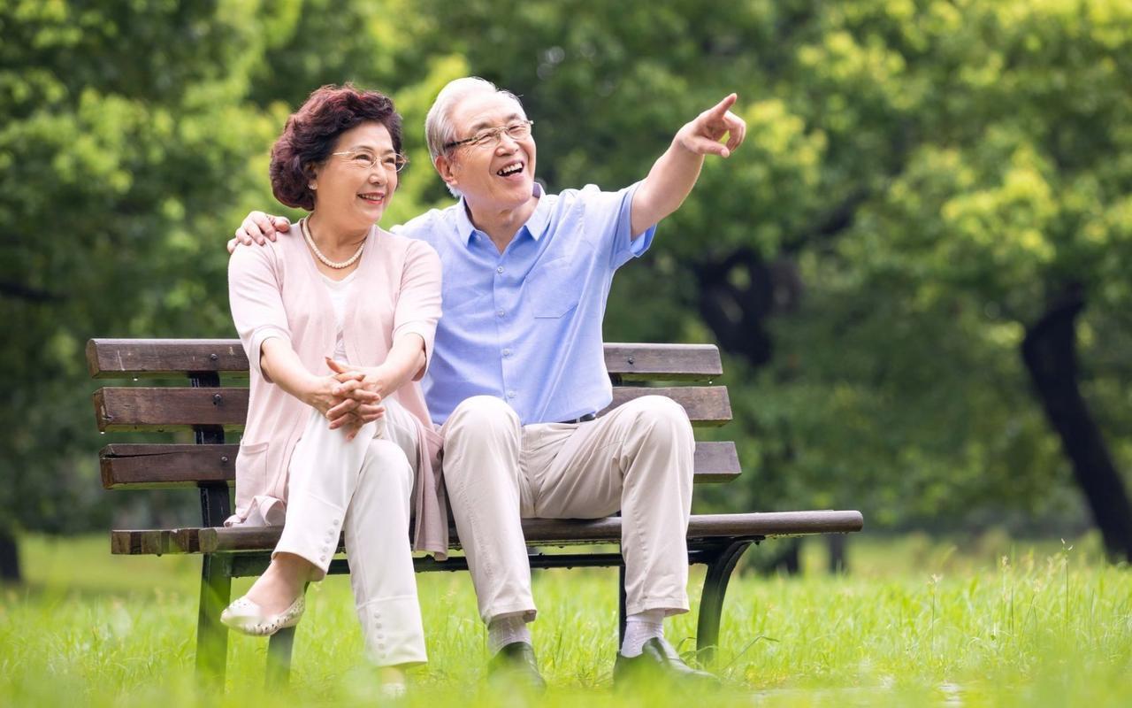 余华说：“最理想的晚年，是你根本不需要任何人为你养老。”这短短一句话，