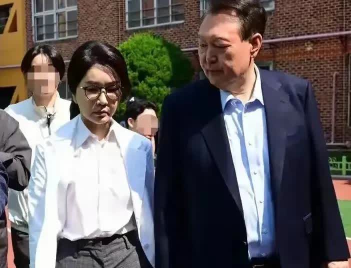 这已经是尹锡悦第六次让韩国法院大失所望了对大家来说，拒绝法院的审判，大家看到了韩