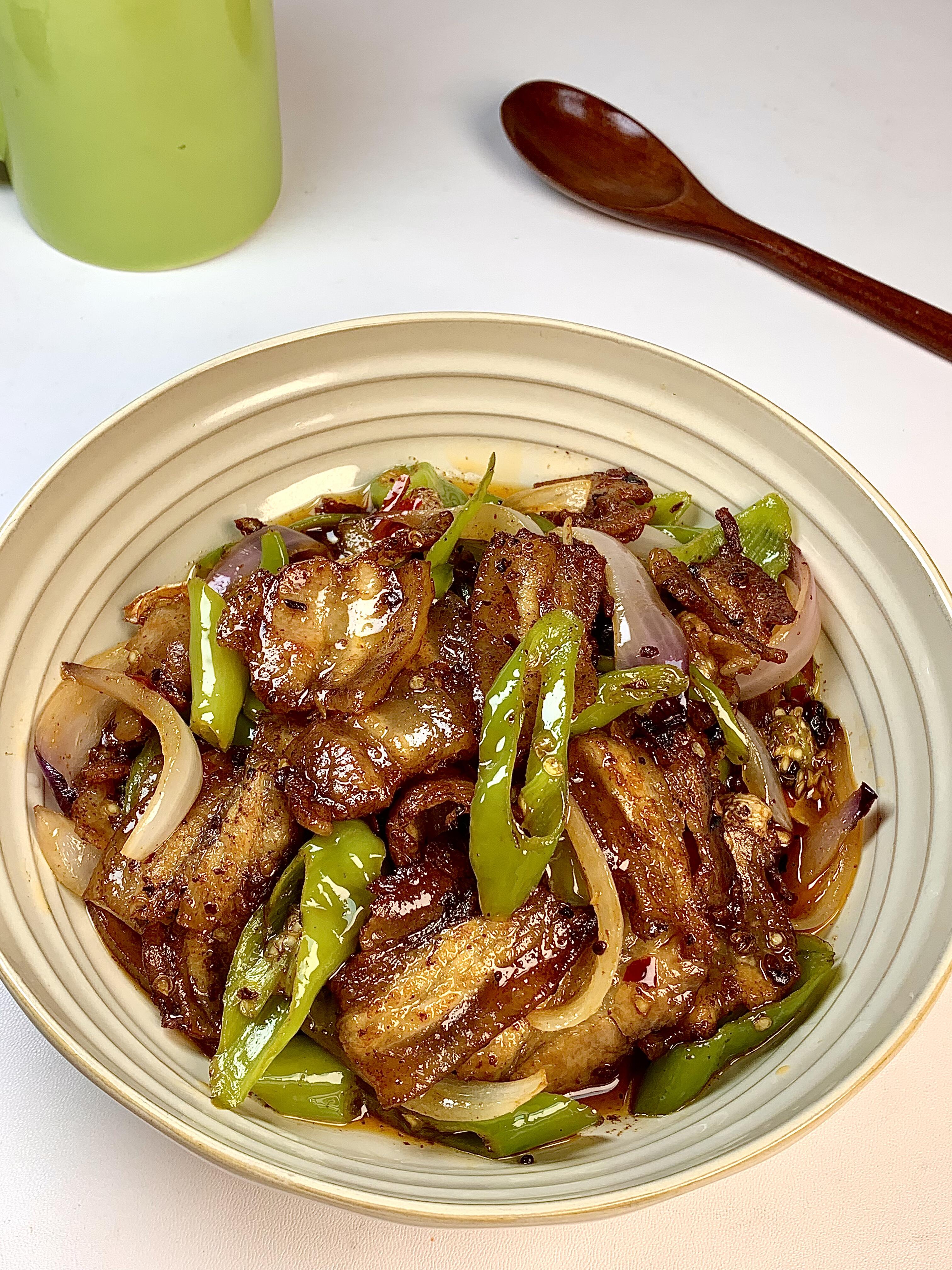 劝所有干饭人都试！青椒回锅肉，香到拌米饭炫两碗家人们，青椒回锅肉才是家常下饭界