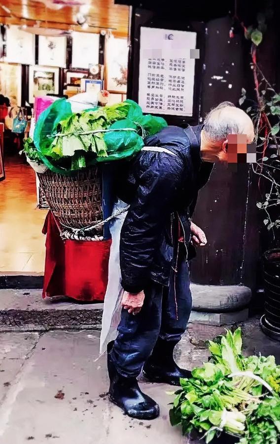泪目！河南郑州，一位68岁卖菜大爷进餐馆避雨，老板端来一碗牛肉和二两白酒。吃完喝