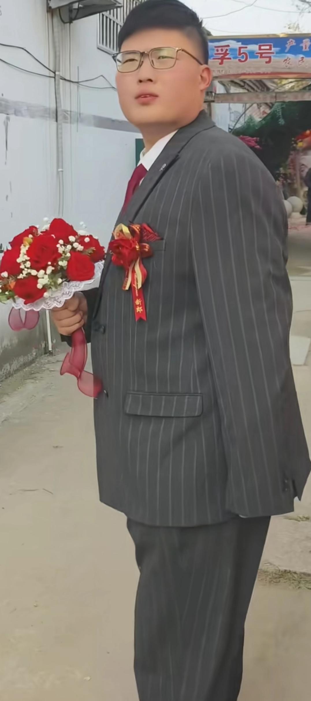 “大衣哥”朱之文的女婿壮是壮了点，但五官挺不错，重点是皮肤白，整个人看上去就很干