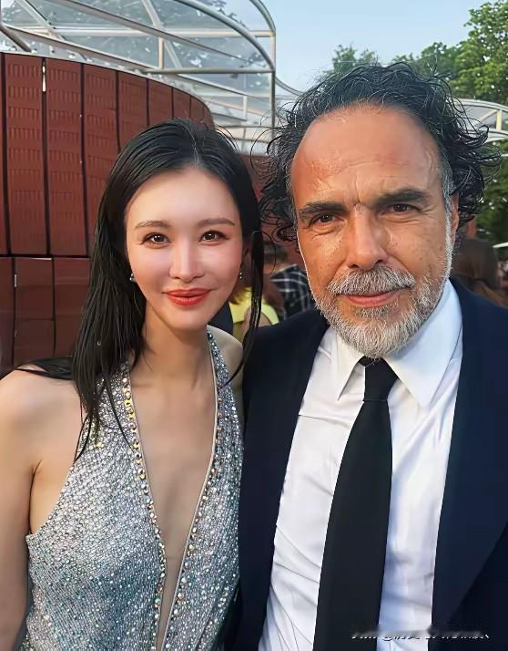 王石老婆王×珺在外抛头露面，与这个老外老头合影。不知王石怎么想。老王忙着上诉。各
