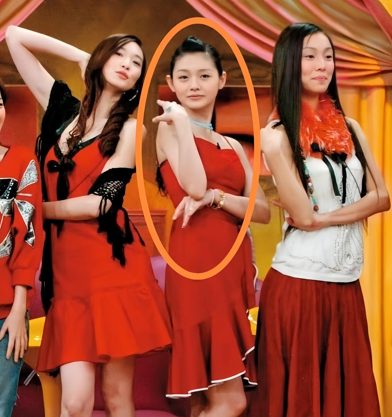 大S在2005年，代言雅芳色彩全效唇膏时，状态真的好到发光，她穿着亮眼的红色连衣