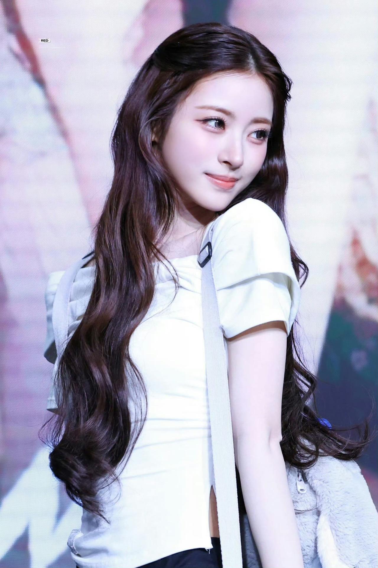 田中杏奈粉色腮红妆太有少女感！浅棕大波浪甜欲感直接拉满✨