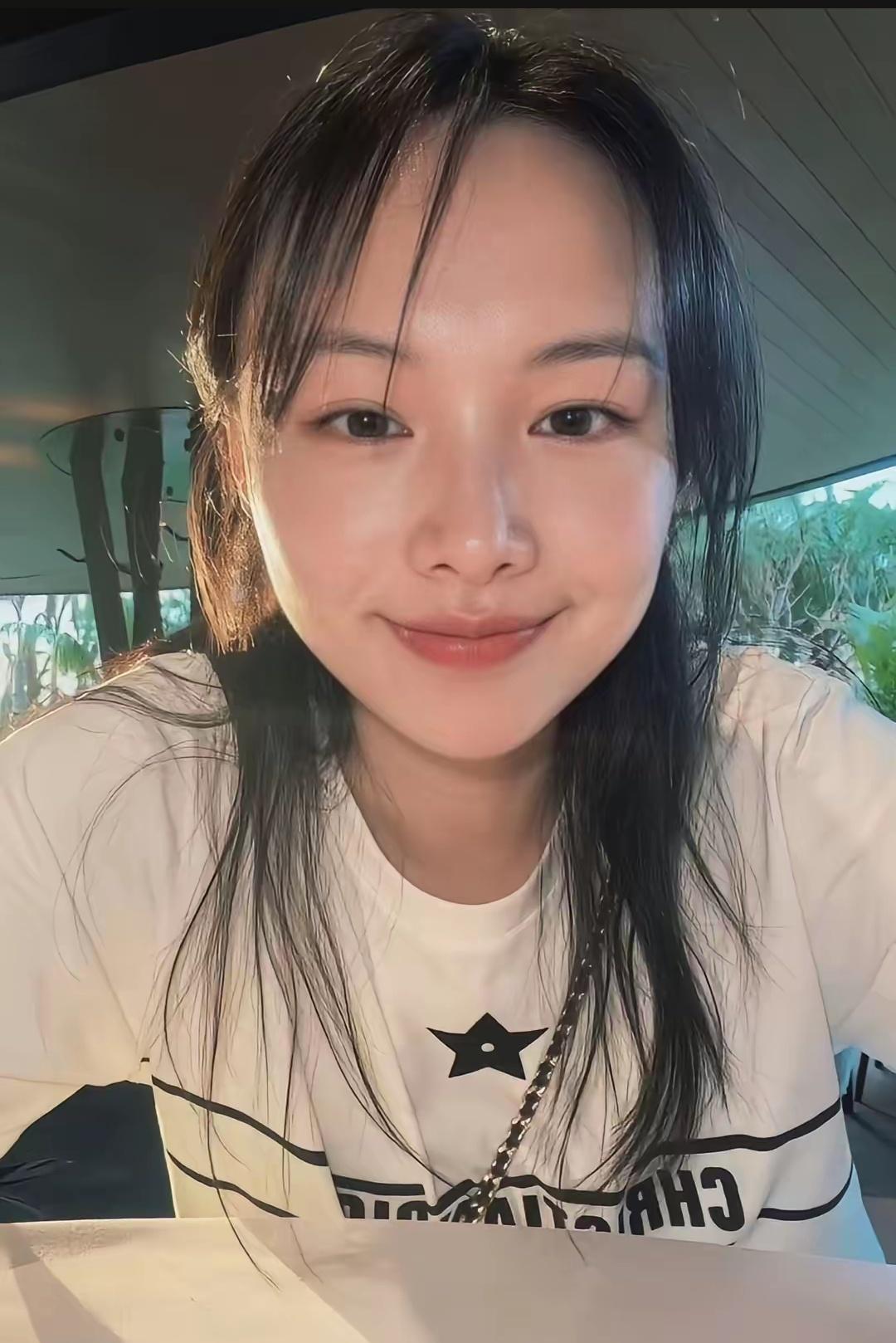 说实话，一开始我真没看出来这是郑爽，五年没有看见她，变化说大不大，说小不小，可能这就是明星光环吧。变
