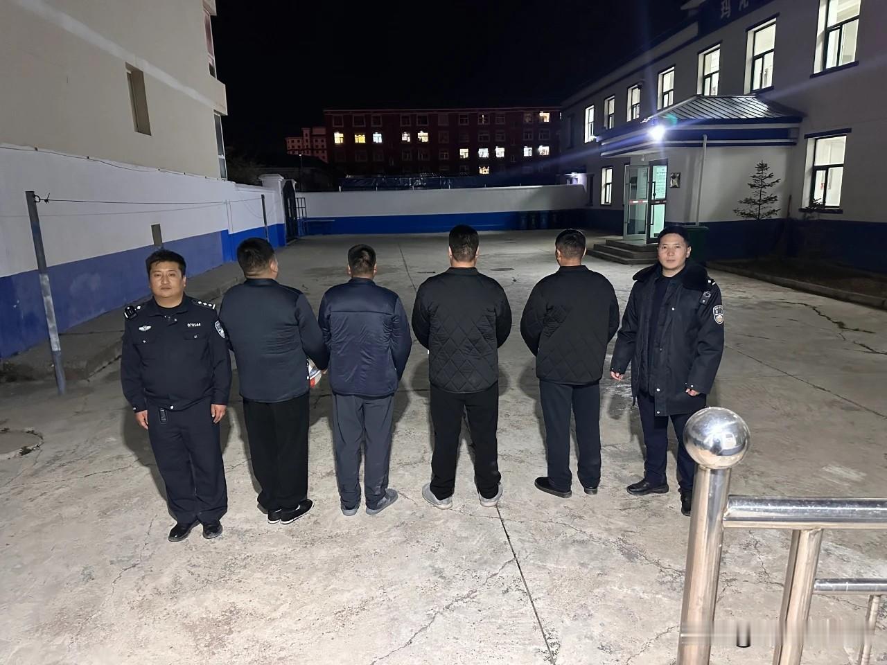 青海4人茶餐厅搓“尕麻将”，本想捞本反被抓！你说亏不亏？玛沁这老哥四个，寻思