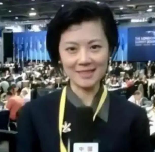 “我愿意放弃中国国籍，自愿加入英国！”这句话，出自前央视才女主持人姜丰之手，这