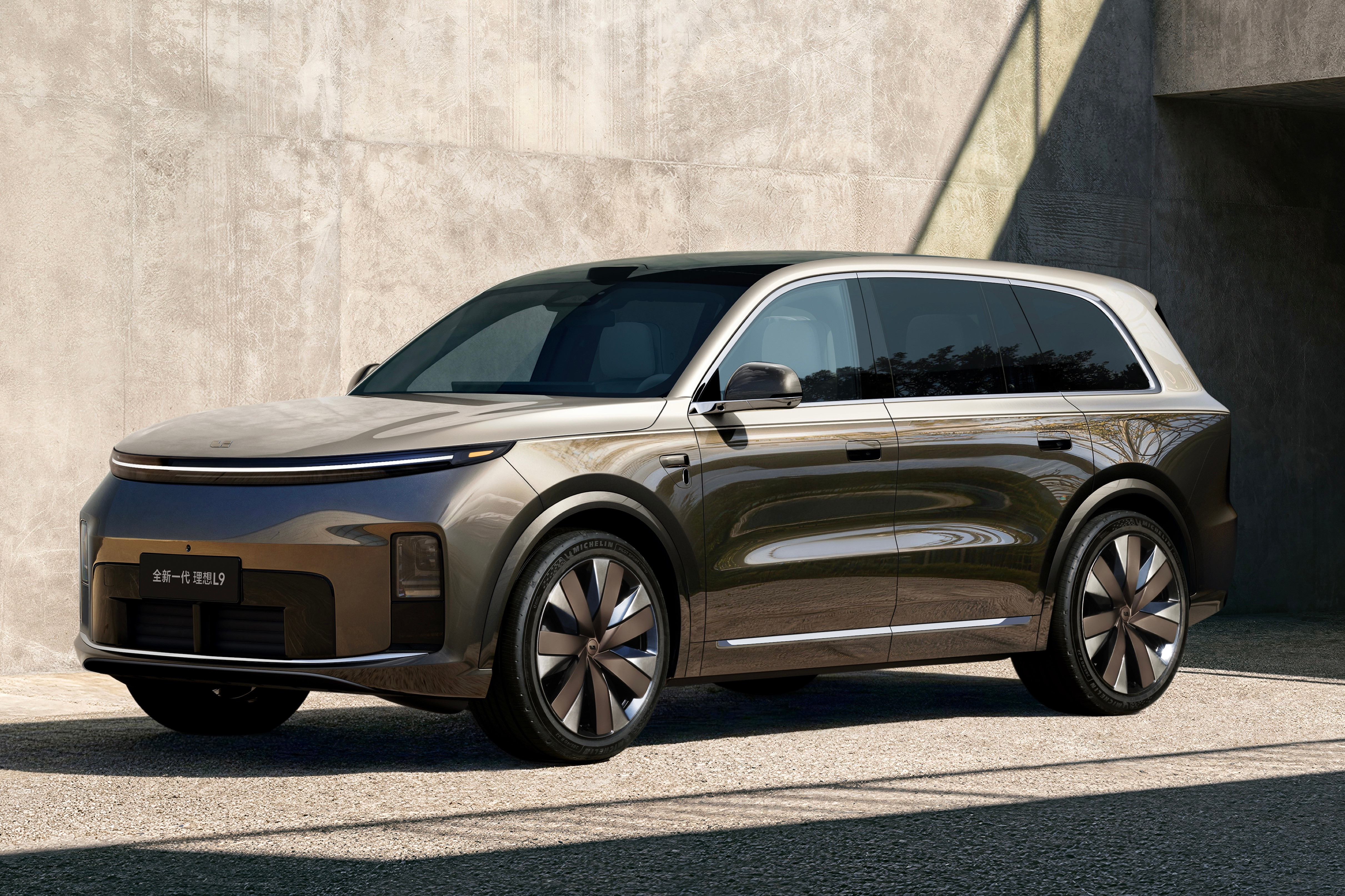 新款的理想L9选择了较大程度传承现款设计，我觉得也很合理，毕竟接下来要上的好几款