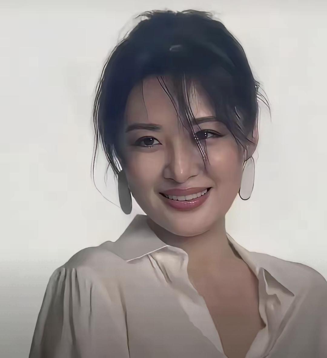 周涛最近在重庆一个老邮局拍短剧，穿黑衣、扎发髻、说方言，演一个管儿子管得特别硬气