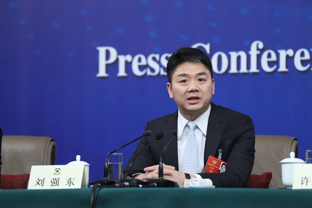 2025年6月，刘强东当着媒体算了笔自家的账：集团净收入11588亿元，净利润4