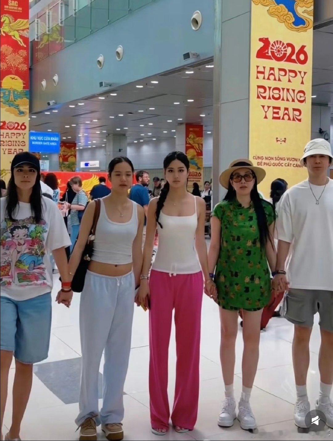 钟丽缇已经55岁了钟丽缇三个女儿都姓张张伦硕还是想要一个自己的孩子，可是钟丽