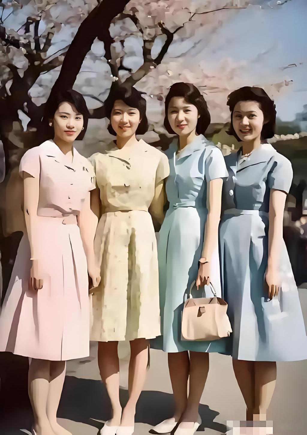 这是八十年代女孩的真正模样，丈母娘和单位同事在公园游玩时的珍贵合影。她们都是二十