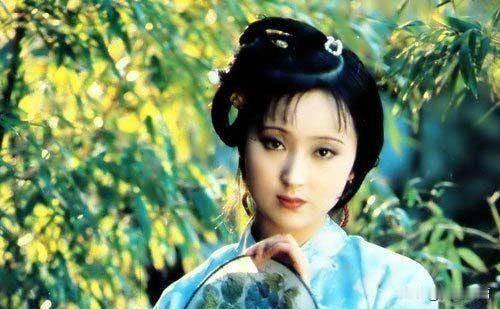 这张黑白照片是2007年长春百国兴隆寺，陈晓旭剃度出家仪式现场。陈晓旭因饰演