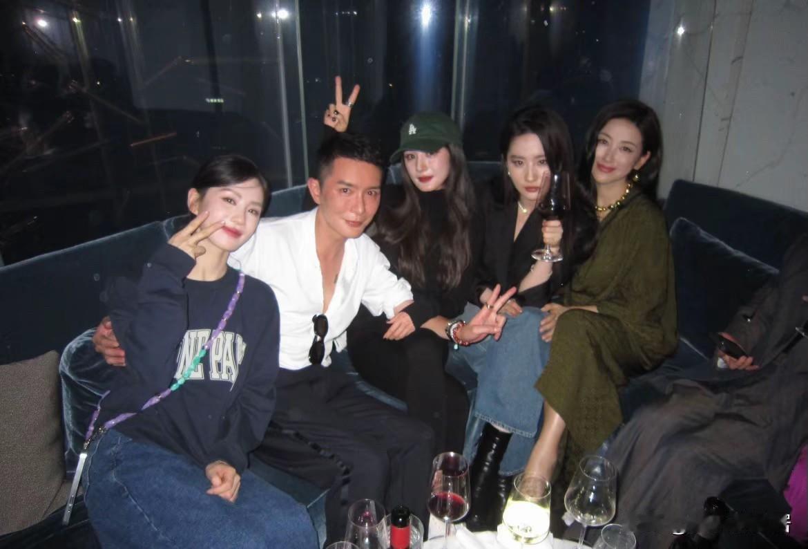 刘诗诗简直让我无语这张合照你们没有看过吧我承认第一眼我看到了刘亦菲的神颜然