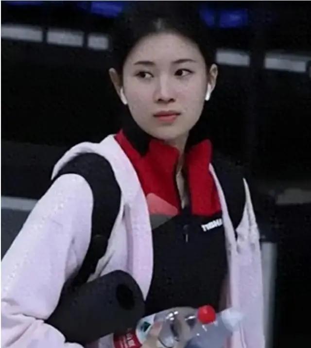 王添艺人美技高！爆冷击败世界第三！乒超联赛大幕拉开，山东鲁能对阵黄石基地，前两盘