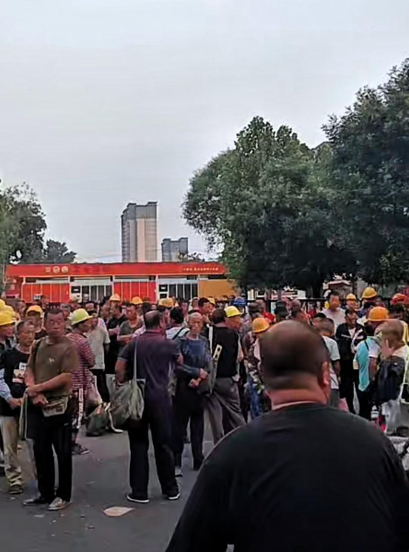 凌晨山东济南劳务市场的用工价格今天是6月28日星期六凌晨4点多的街头，天还没