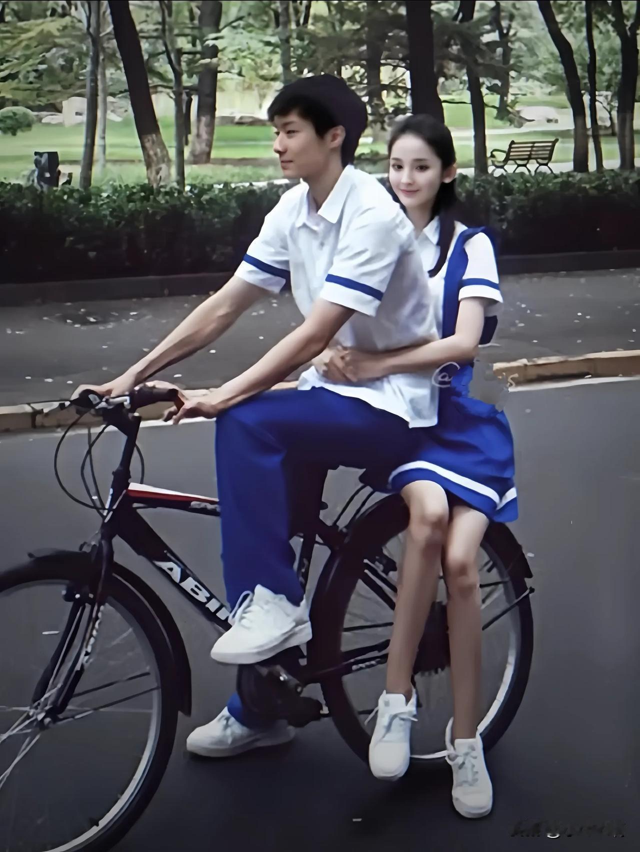 看到古力娜扎20岁的照片才知道原生态的美貌真的无敌。看了娜扎很多氛围，但是质疑