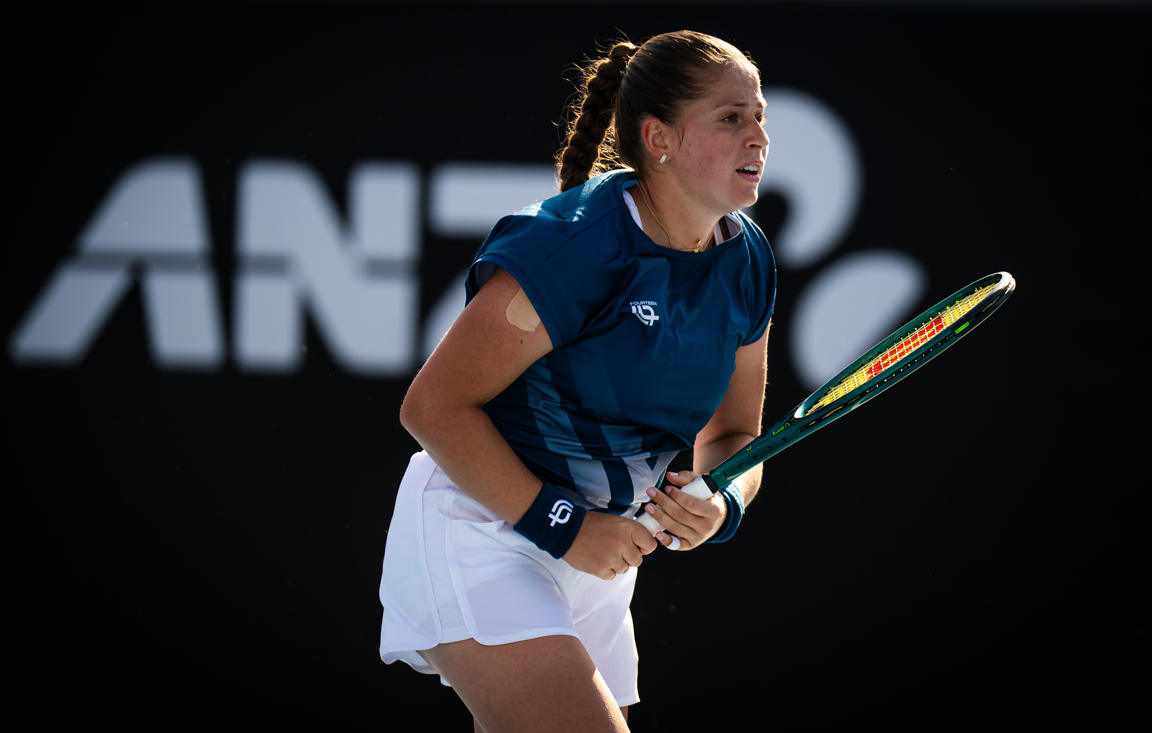 WTA1000多哈站，去年赛会亚军奥斯塔彭科以6-7(6)6-36-4逆转扎