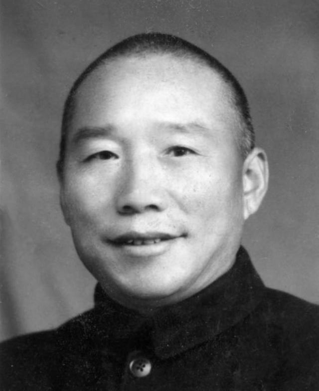 1948年，解放军在战斗中俘虏了一名伙夫，之后劝他加入解放军。可伙夫一口拒绝，说