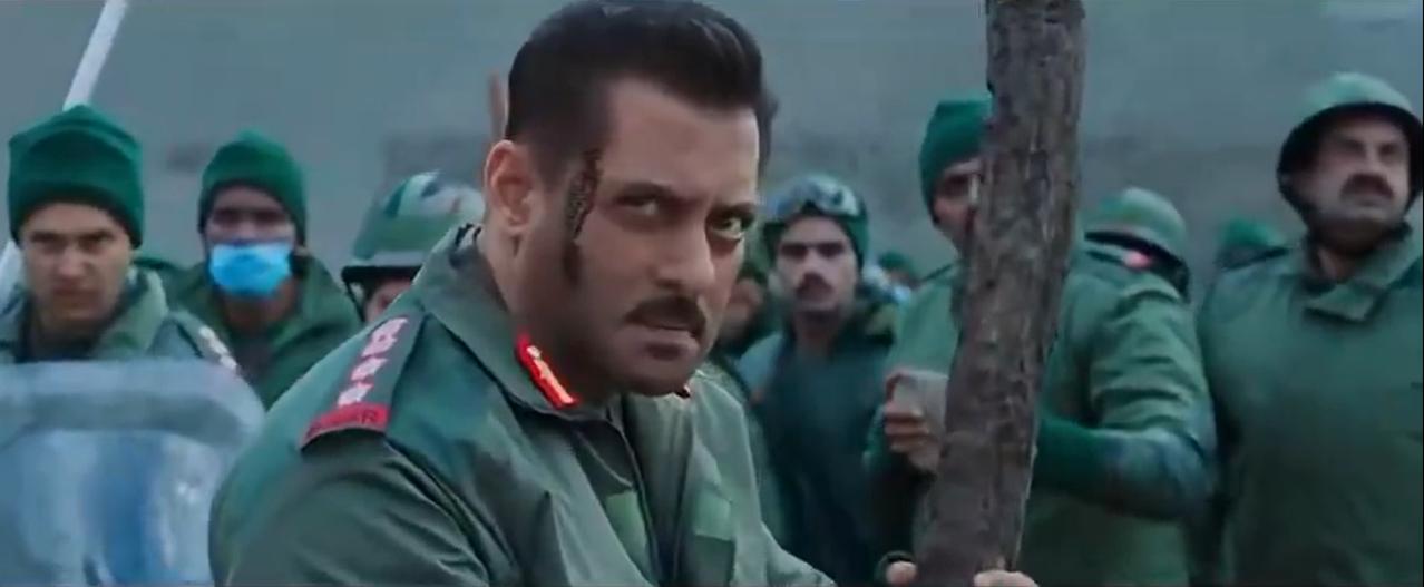 印度人拍的电影《加勒万河谷》（图一）。图二是真实的加勒万河谷。这个演员看