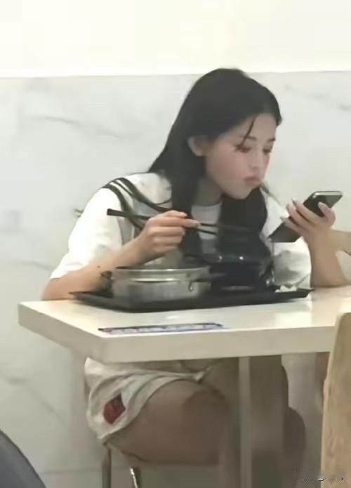 都说这是她出道前进厂打螺丝的照片，确实好看啊！