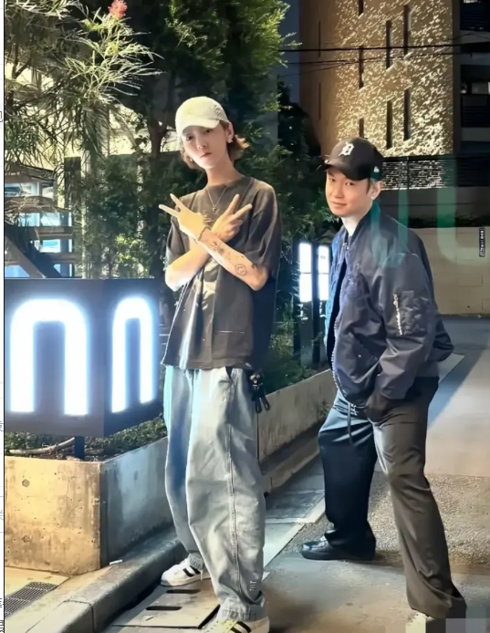 我妹妹前几天在上海看见鹿晗了她说一直以为鹿晗也就1米7的身高，见到真人才知道，