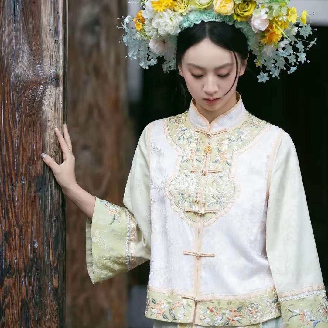 叶一茜带森碟簪花美上热搜，18岁少女的侧颜彻底舒展，曾经被全网热议的下巴后缩