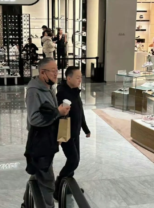 偶遇宋丹丹和富豪老公逛街，据说北京排的上号的豪宅都是这位大哥开发的​​​