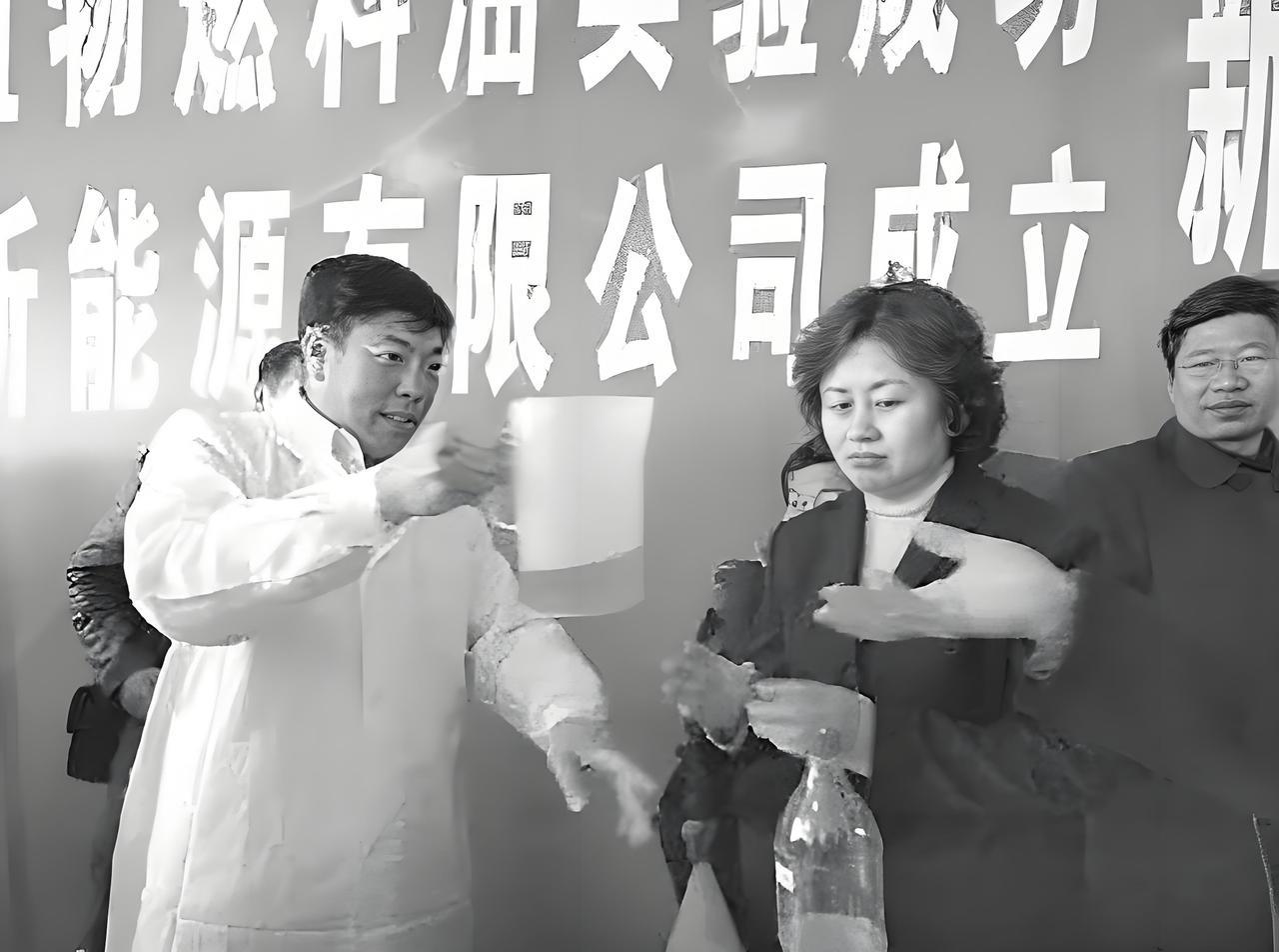 这是公交车司机王洪成表演“水变油”时拍下的照片，他因“水变油”技术闻名全国，不光
