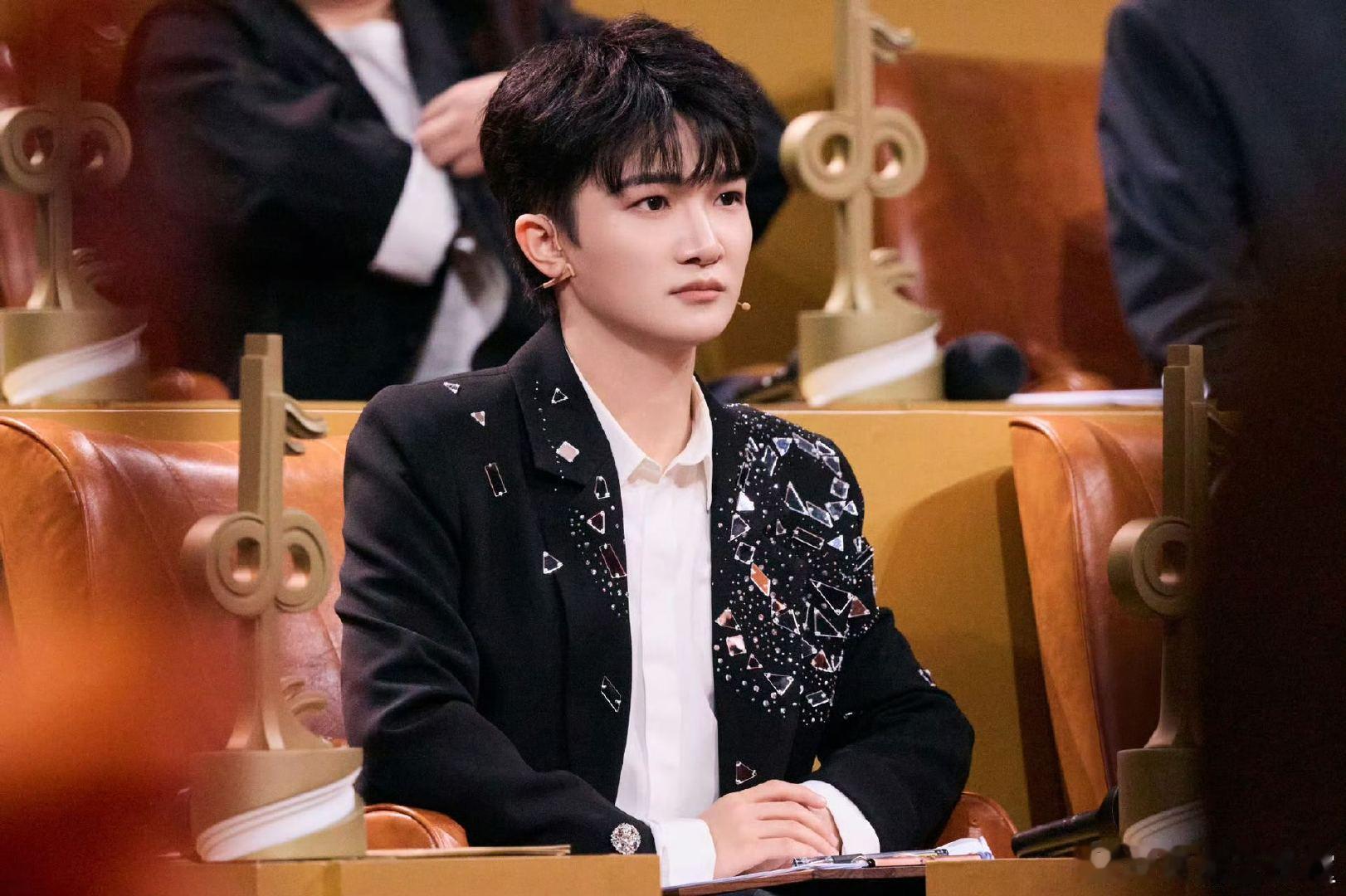 周深做歌手做导师都很权威周深穿白毛衣软萌可爱，当导师却超有水准！一针见血提建议