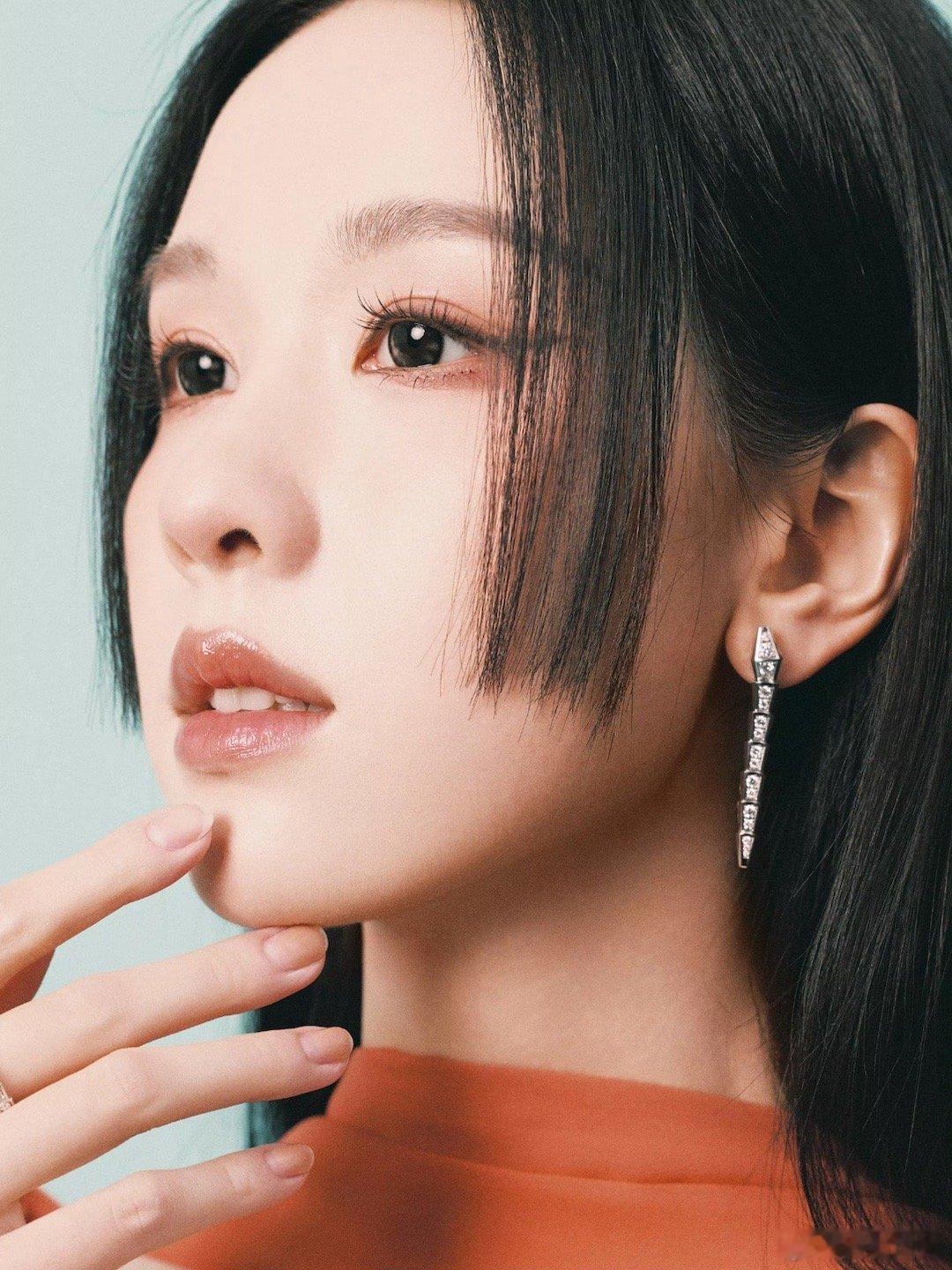 宝格丽认领陈都灵陈都灵的优雅与宝格丽的华贵相融，适配度不仅体现在视觉上，更在于