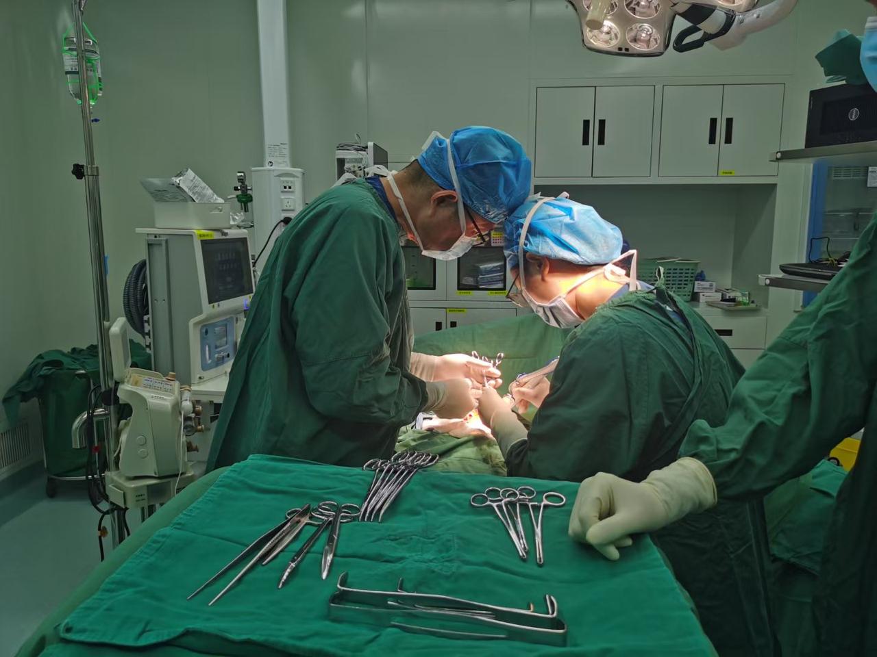 月初发现乳腺癌的美女，这些天跑遍了广州的大医院咨询，最后又回来要我给她做手术。其