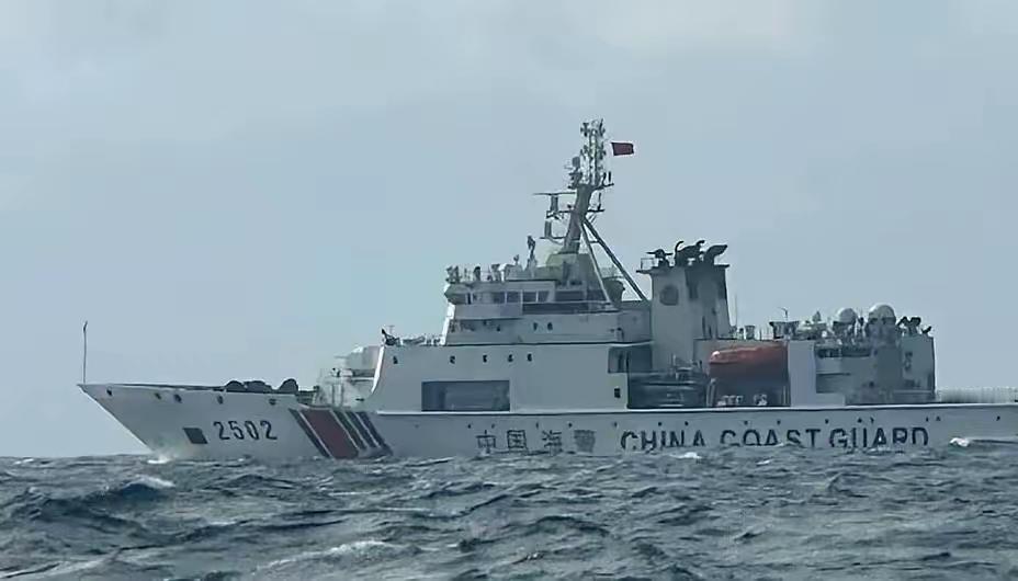 6月13日上午，台岛东部绿岛东南方约六十海里处，大陆海警2304、2502舰迎面
