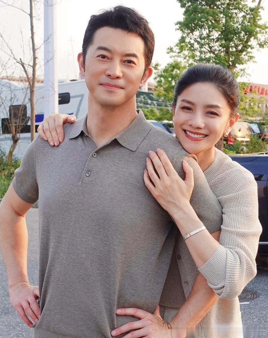 4﻿8岁的沙‏‏溢晒出和老婆的合照，‎‏两人甜⁠蜜互动，感情真⁠好。⁠大儿子都﻿