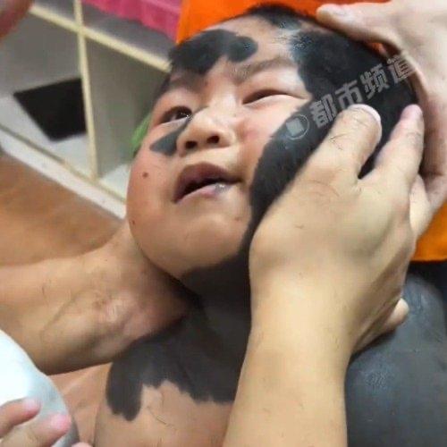 最近有个事儿让不少当爸妈的揪心。河南一位宝妈生了个宝宝，产检时一路绿灯，各项指标