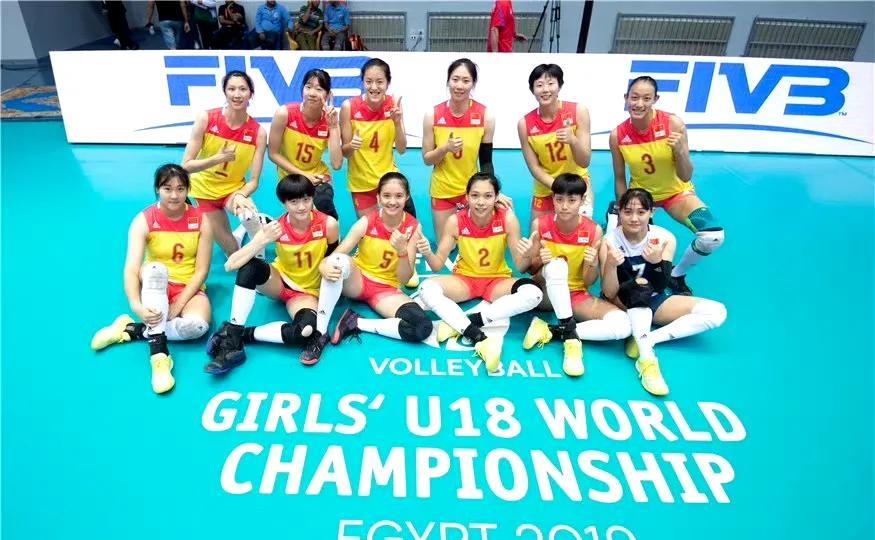 偶然翻到2019年U18女排世锦赛的照片，发现吴梦洁和庄宇珊那时候就分别身穿1号