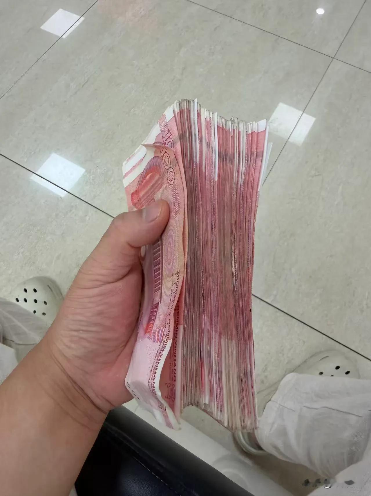 看我手里的钱挺多吧？2万块，但是只能买一个华为MateXT2低配版本[捂脸哭]