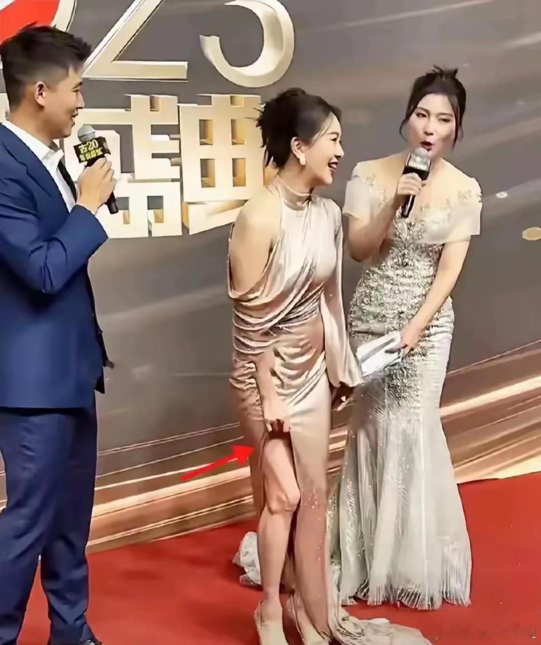 48岁左小青这个穿搭还真是让人一言难尽​​​