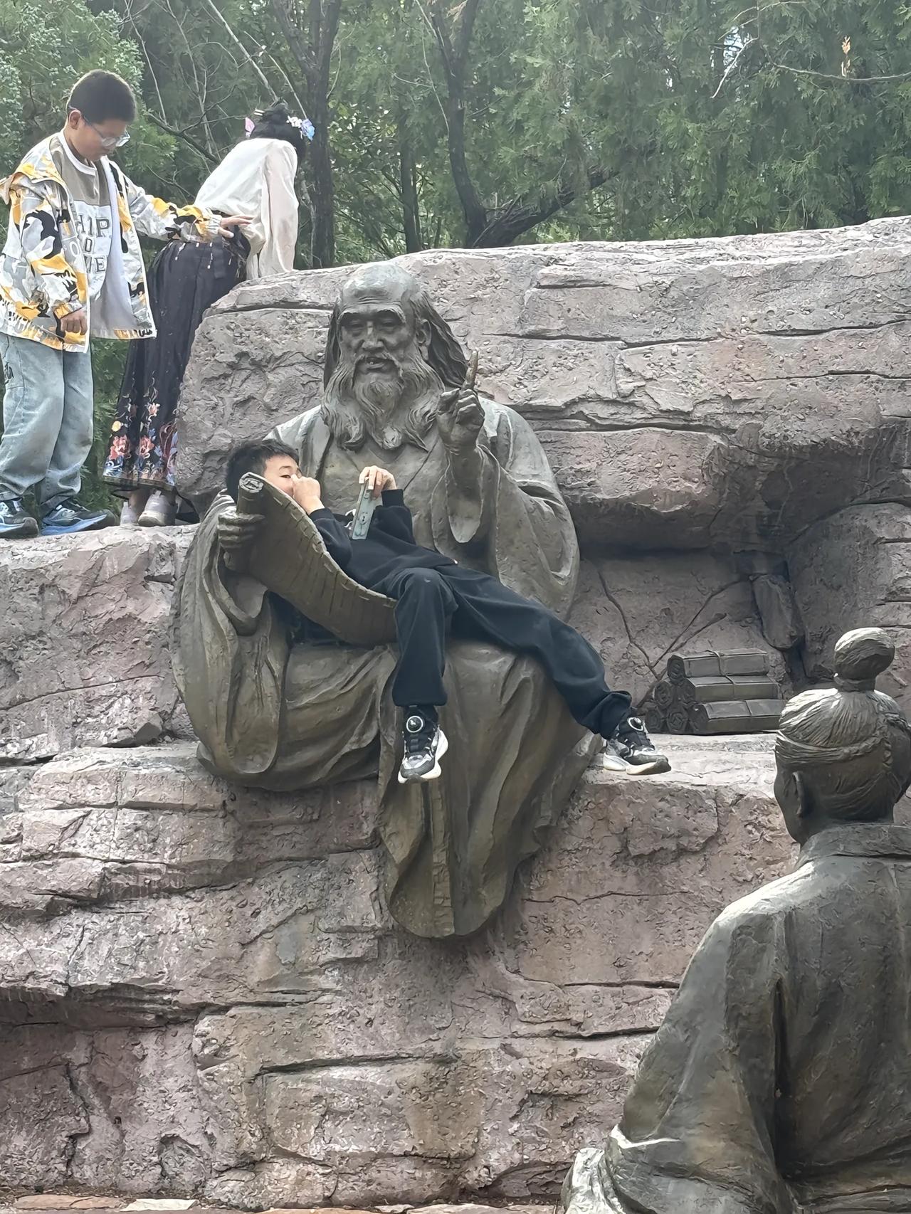 古代智者讲经，熊孩子躺平玩手机，主打一个叛逆，谁也别想打扰我😂熊孩子的日