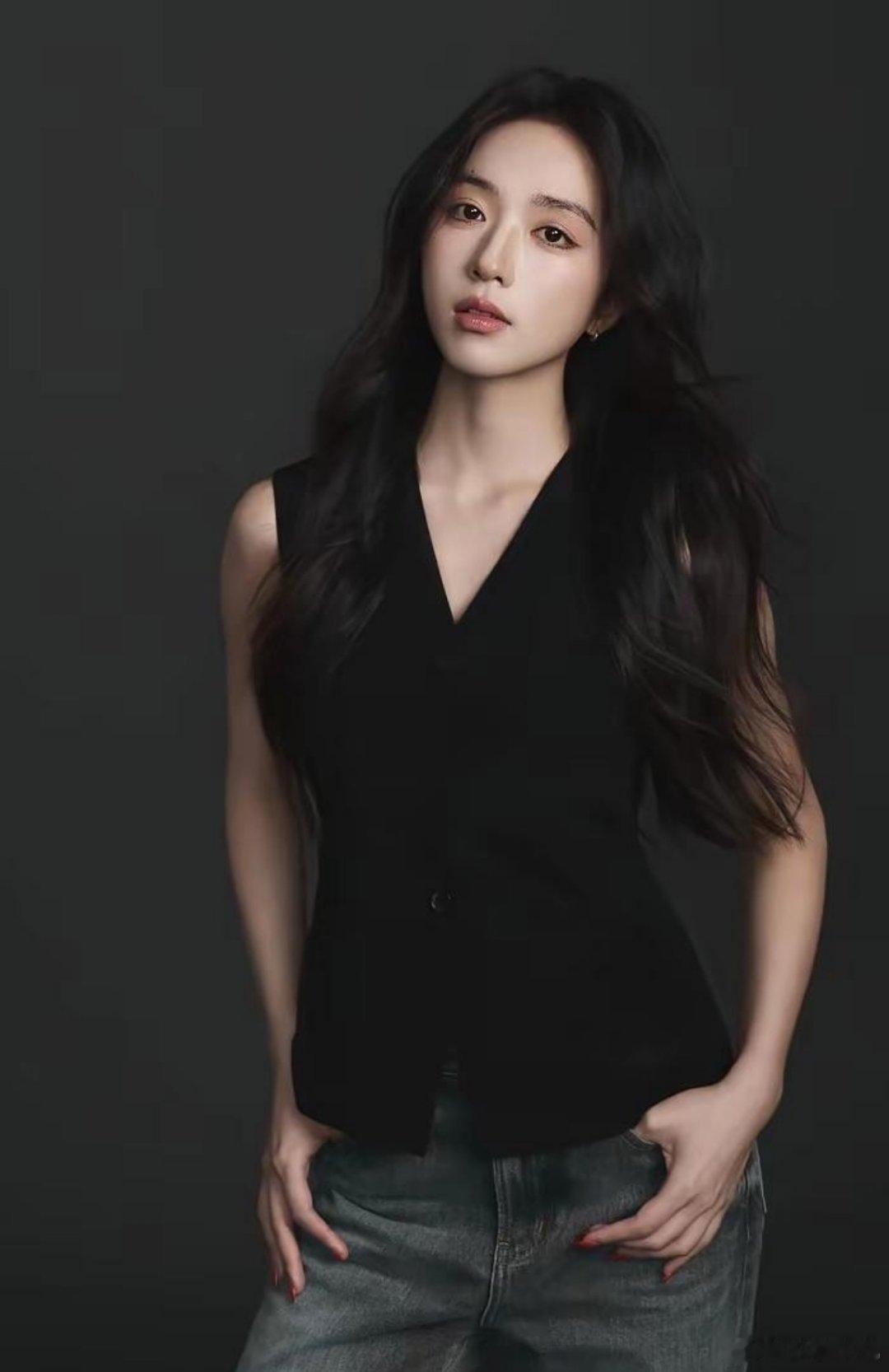 史上最尴尬的采访！！！特意去查了一下翁青雅是谁，不查不知道，一查就完全释然了。翁