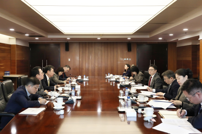 商务部副部长兼国际贸易谈判副代表凌激会见韩国SK集团副会长徐镇宇