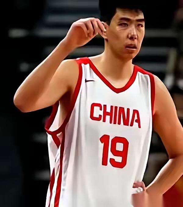 徐昕还在恨杜锋吗？一个大个子中锋成长之路最怕的就是腰椎、膝盖受伤，伤病会直接摧